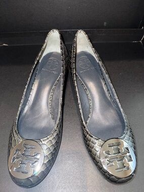 TORY BURCH , SIZE 9 METALLIC silver Snake Skin , features embossed , closed toe.